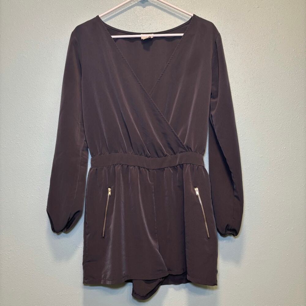 One Clothing Women’s Gray Long Sleeve Romper V-Neck Zip Pockets Size Small